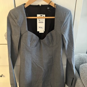 Grå kort klänning ifrån zara - Storlek: S Skick: helt oanvänd 