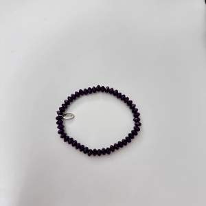 Elastiskt armband från LBVYR med fina mörklila pärlor!! Aldrig använt!! 