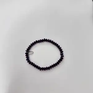 Elastiskt armband från LBVYR med fina mörklila pärlor!! Aldrig använt!! 