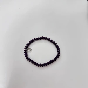 Armband - Elastiskt armband från LBVYR med fina mörklila pärlor!! Aldrig använt!! 