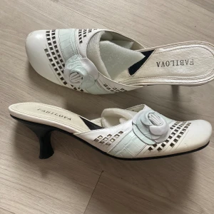 Klackar -  Så fina klack skor i äkta läder med en ros blomma detalj🌸 väldigt unika och passar perfekt till det varma vädret! Superfint skick! Storlek 39🌸