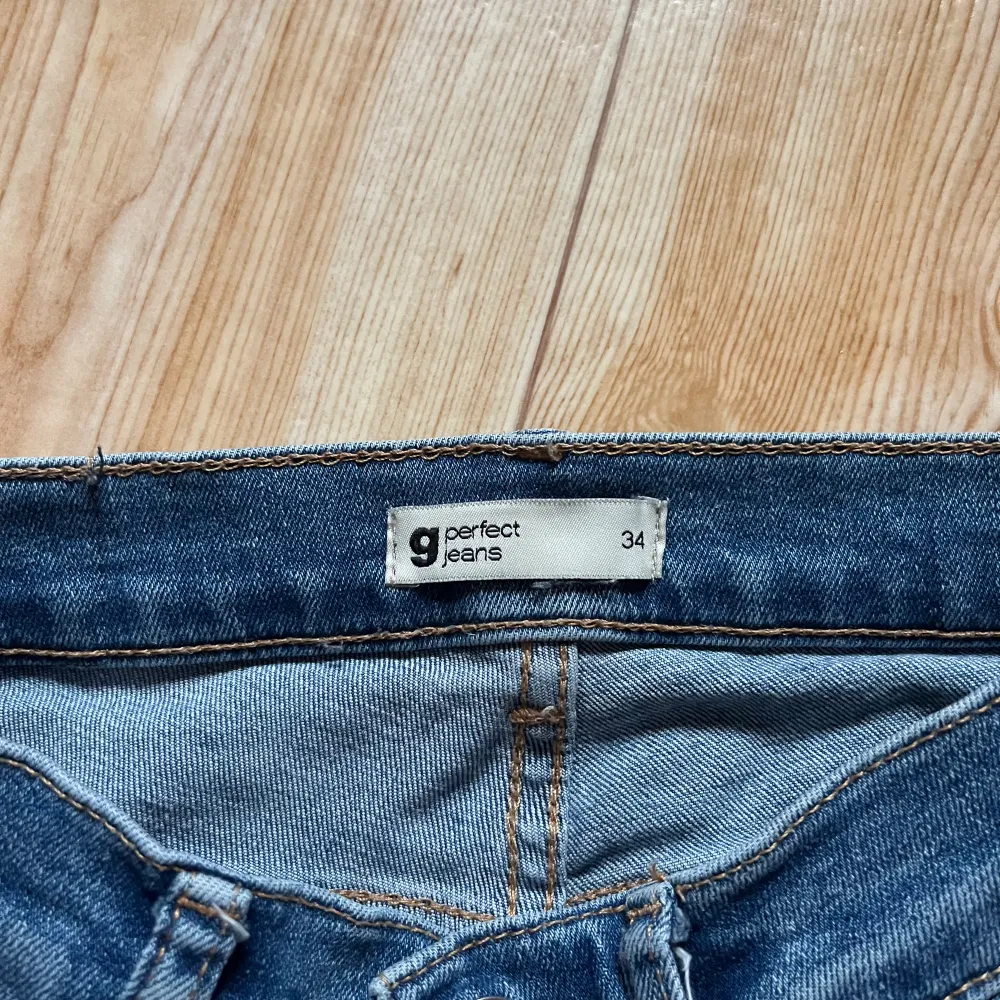 Säljer mina blå bootcut jeans från Gina Tricot för att dom ej kommer till användning längre! Dom är i väldigt bra skick💙. Jeans & Byxor.