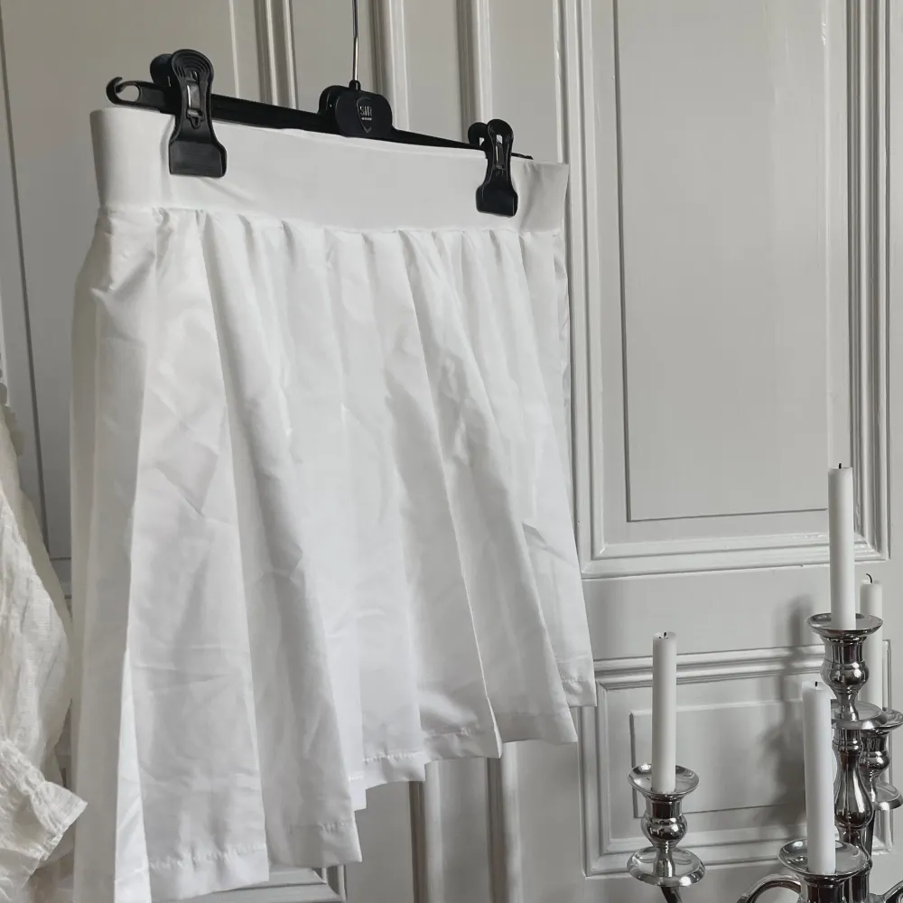 ”Skort” , vit kjol av tennismodell med shorts under. Superskön och väldigt söt - perfekt till sommaren. Passar dessutom till allt, och är stl. S-M. 💕. Kjolar.