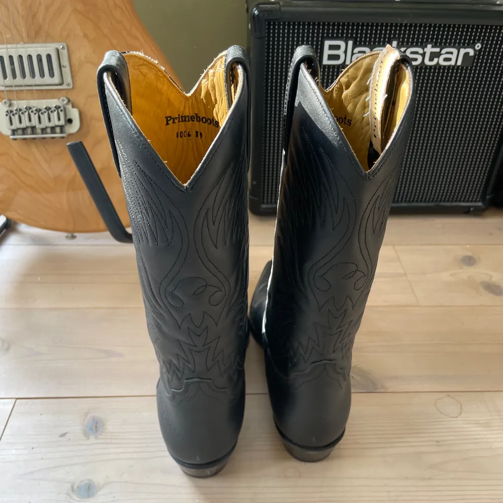 Svarta medelhöga cowboyboots från Primeboots i äkta läder. Superfin kavlite och sparsamt använda. Tecken på användning är tydligast på undersulan, se bilder.  . Skor.