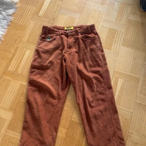 Butter goods manchester jeans - Tja! Säljer nu de här feta bruna manchesterjeansen från Butter goods🟤 Det finns några få tecken på användning längst ned på jeansen men de är i övrigt i gott skick🙏 Hör av dig vid frågor!