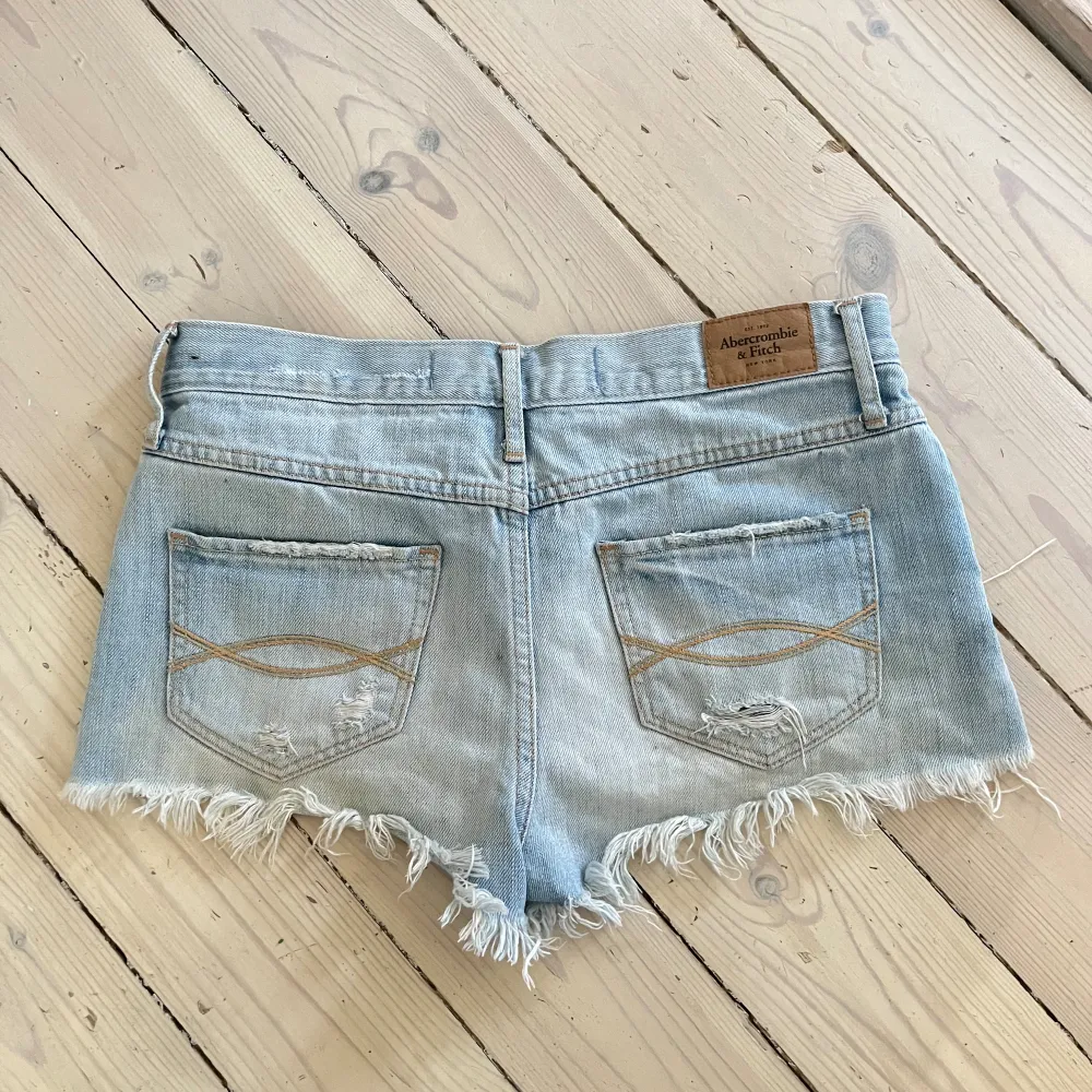 Jättesnygga lågmidjade ljusblå jeansshorts perfekta till sommaren!!💖 Storlek W26❤️‍🔥från märket abercrombie & fitch❣️❣️. Shorts.