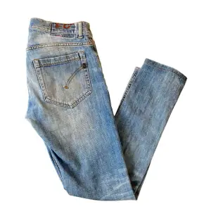 Säljer mina otroligt feta dondup george jeans som är perfekta nu till sommaren. Det sydda på bild 5 är ingen defekt utan en del i fina designen enligt min leverantör. Skick:9/10. Modellen är 178 och väger 65. Hör av er vid frågor/funderingar