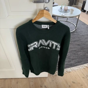 Grön stickad tröja  - Säljer denna mörkgröna stickade tröjan från Weekday. Modellen säljs inte längre o plagget är i mycket bra skick. Priset är inte ristat i sten ;)