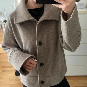 Jacka - Kort kappa från Kappahl.  Storlek: M (mer som en S)  