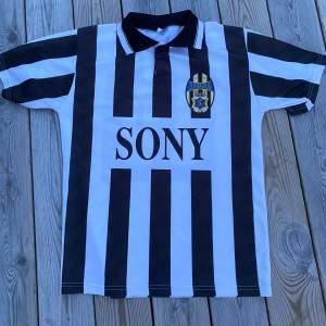 Tja, säljer denna riktigt unika Juventus fotbollstshirt med del Piero på ryggen! Tröjan är från 1990 talet. Tyvärr så finns det inget som kan intyga att den är äkta. Skicket är okej, finns dock 2 små hål i ena armvecket och ett annat nära kragen.