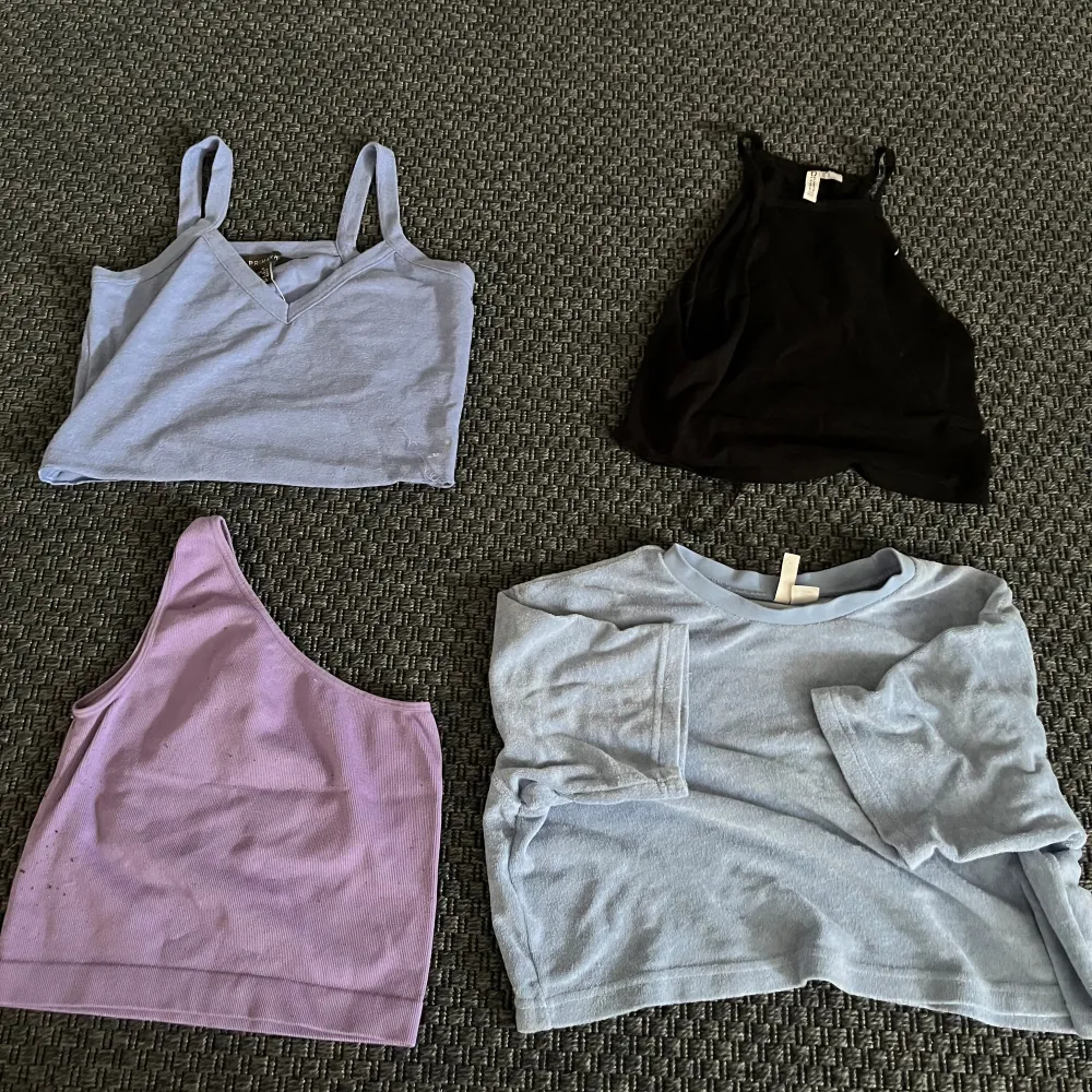 Olika toppar, mestadels crop tops. Olika storlekar och priserna varierar från 10-30kr/styck. Skriv privat för mer information. Två av topparna är i frotté material. . Toppar.