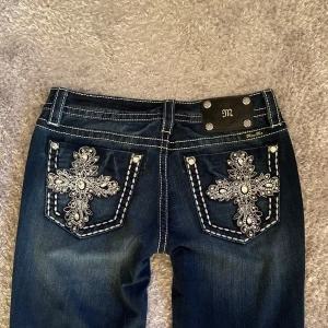 Miss me jeans - Helt nya, tvättade en gång  Midjemått: 40 cm Innerbenslängd: 84 cm