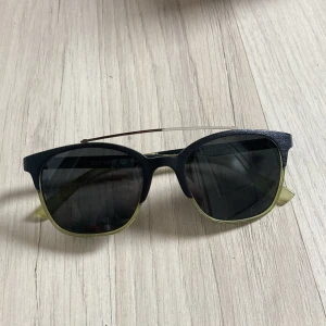 Solglasögon  -  Super snygga grön solglasögon från Armani. Endast använt 1 gång. Perfekt att ha nu när solen skiner ☀️