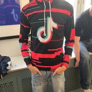 TikTok hoodie - TikTok Hoodie. 1/1. Storlek S