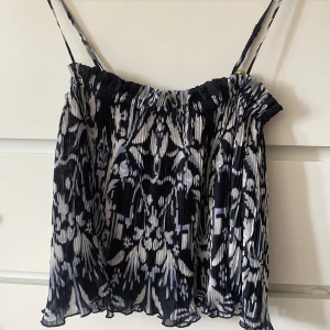Plisserad Sommar topp  - Plisserad sommar topp från hm med justerbara axelband. Köpt för 100kr kom med egna prisförslag. Vid snabb affär tar jag det billigare. 