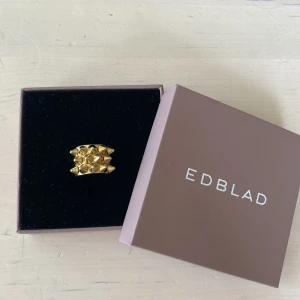 edblad ring - jättefin edblad ring i storlek s/16,8 mm, fint skick, köptes för 399, säljer för 250 (asken ingår ej)💘