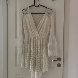 Vit klänning  - Använd en gång på stundenten. Säljer för att jag inte har någon användning till den längre. Köpte den i Milano förra året för 65 euro. Den är i storlek S men passar nog M också då den är väldigt stretchig.