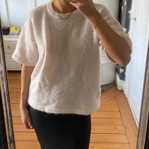 Stickad t-shirt - Stickad t-shirt i en beige färg, köpt från boozt! Lite nopprig därav priset