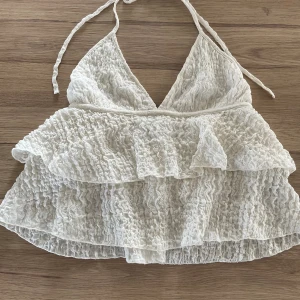 Vit top  - Vit top från Gina tricot. Strl L