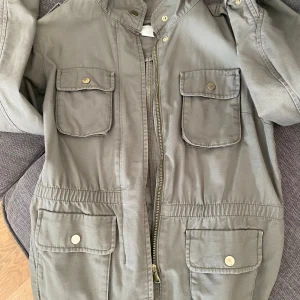 H&M Jacka - Säljer denna jacka då den tyvärr har blivit för liten för mig. Den är i superbra skick och är använd ett fåtal gånger som man knappt ser. Jackan är slutsåld och köptes för 750kr. Säljer därför för 350kr💝