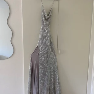 Balklänning  - Balklänning från Abyss By Abby i storlek S (hade passat även en storlek M).  Inköpt för ca 3 000 kr. Säljer för 1 500 kr. Endast använd en gång. Har några små smink fläckar på insidan (se bild). 