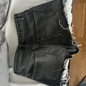 jeansshorts - jeansshorts från zara, tyvärr för små för mig 💗tryck gärna köp nu!💗
