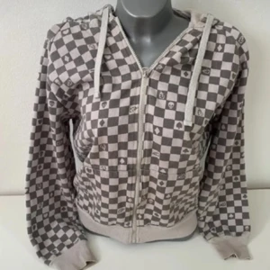 Vintage 2yk Kofta - I bra skick! Vintage och 2yk stil Med små detaljer som döskallar