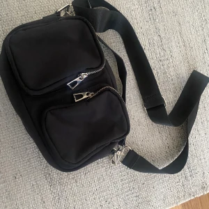 Väska (mellan) - Säljer denna supersöta och fina handväskan från gina tricot då jag har en annan väska jag använder mera och denna inte kommer till användning. Inte jätte använd och väldigt rymlig. Både det långa och korta bandet går att ta av. Pris kan diskuteras💕💕