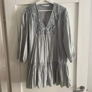 Säljer denna fina klänningen från Zara. Använd fåtal gånger, bra stick.  *frakt tillkommer* 💚💚💚