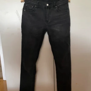 Levis Jeans - Säljer dessa Levis jeans, då de inte används längre. Modell 512 och passform slim taper. Skick 9/10. Kostar ca 700kr för nya, jag säljer för 250kr. Om du vill ha mer info, hör av dig. 