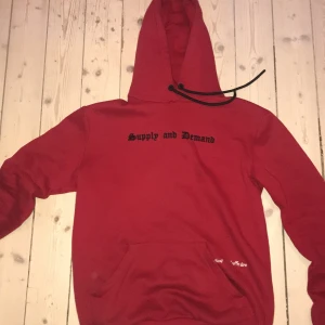 Supply demand hoodie - Supply demand hoodie tror inte den säljs längre. Bra skick, köpt för 800kr. Säljer för 250