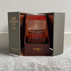 Zimaya sharaf blend  - Säljer zimaya sharaf blend, för ett rimligt pris. Kan tänka mig byten hör bara av er.  Flaskan var 100ml full i början.  En fantastisk klon på angels share   Mängd enligt bild
