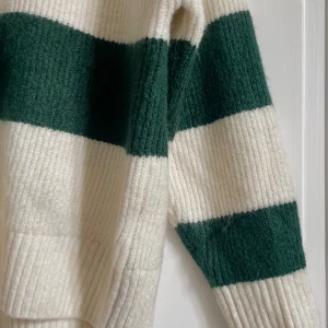 Stickad tröja - Otroligt mysig stickad tröja, i stl. S-M, perfekt för kyligare dagar. Aldrig använd, och därav i nyskick. 😊