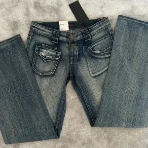 Lågmidjade vintage bootcut jeans från bigstar💖💖med lappar kvar! Strlk W28 L32 men d är små i storleken! Mått: midja rakt över: 36,5cm innerben: 80cm❤️‍🔥