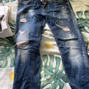 Ett par dsquared jeans i jätte bra skick.  Köpta på NK och påsen följer med vid köp. Hör av er vid frågor och funderingar.