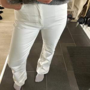 Vita högmidjade vida jeans från NA-KD ❣️