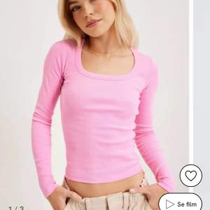 Säljer denna jättefina rosa tröjan från Nelly som jag köpte för några månader sen men den har aldrig kommit till användning så den är helt ny. Nypris 249kr 
