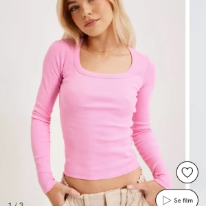 Långärmad tröja - Säljer denna jättefina rosa tröjan från Nelly som jag köpte för några månader sen men den har aldrig kommit till användning så den är helt ny. Nypris 249kr 