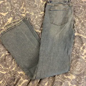 Super snygga jeans de är lågmidjade! Kontakta mig för fler bilder eller info😁 Köpare står för frakten!