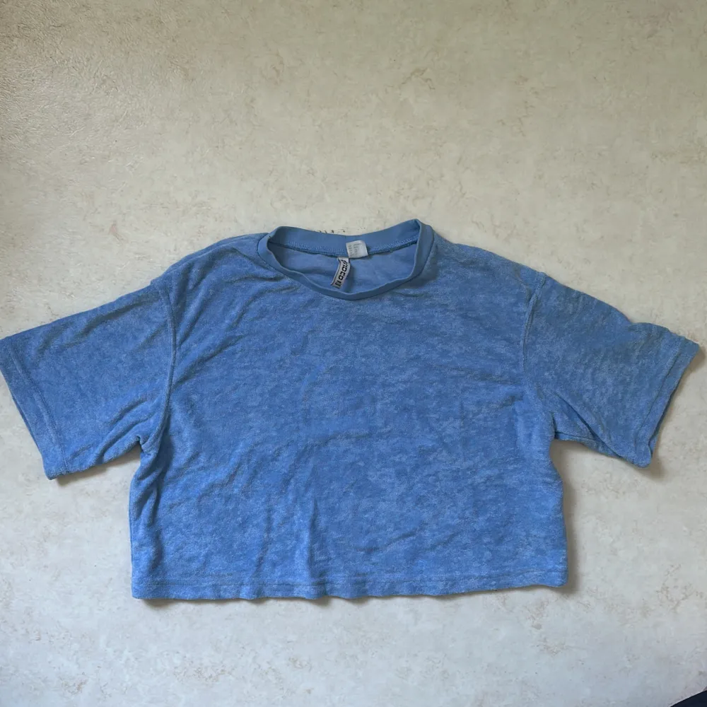 Mjuk blå crop top i baby blå material frotté . T-shirts.