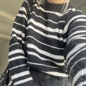 Stickad randig tröja  - Söt stickad tröja från monki! 