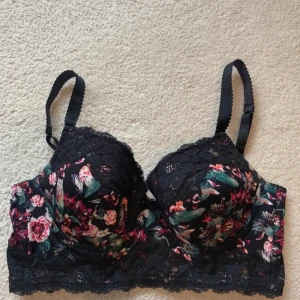 Bustier-BH  - Strl 80D. Fint skick.
