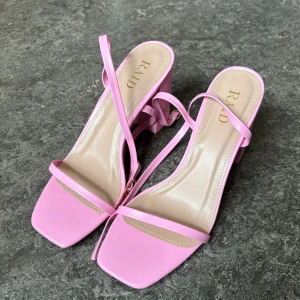 Rosa klackskor - Aldrig använda, endast testade. Det är bara att skriva om ni vill ha fler bilder.😊