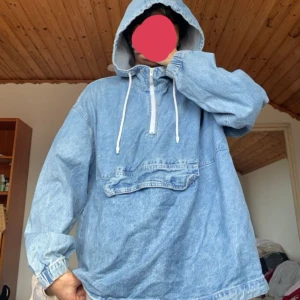 Oversized Bershka Denim Hoodie - Cool denim hoodie. Den är oversized. Använt några gånger men den är inte min stil.