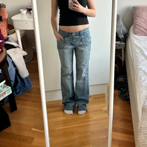Ljusa Baggy Jeans! - Snygga baggy jeans, oanvända. Light wash. Innerbensländ är 82cm. Midjemått är 42 rakt över, 84cm runt om. I nyskick och med söta detaljer! Jag är 164 cm lång och brukar ha 38 i jeans och då satt demhär bra baggy😄. Straight/utsvängda.