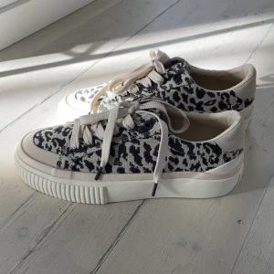 Leopard sneakers!! - Super coola skor från zara i leopard mönster, stl 37 men hyfsat stora i storleken, aldrig använda då dom tyvärr är är för små för mig! Pris kan diskuteras vid snabb affär