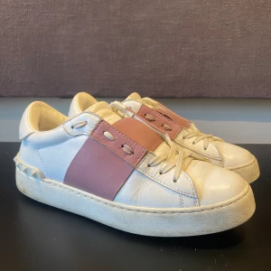 Valentino Open Skor  - Hej! Säljer nu mina skor storlek 37, från märket Valentino , relativt bra skick, tveka inte på att höra av dig om du har frågor eller funderingar kring skorna! 