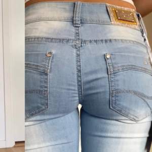 Ett par jätte snygga jeans med fina detaljer! 💓 💓  Nypris: runt 1000