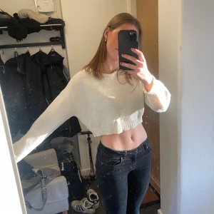 Vit Stickat tröja  - Vit kort stickat tröja från NA-KD!😍 Använd men inga defekter! Är 175 cm lång💞
