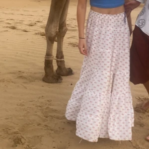 Sommarkjol - Hör av dig om du har några frågor! Säljer ut hela garderoben så kolla gärna igenom min profil så kan jag samfrakta, evt ge rabatt!